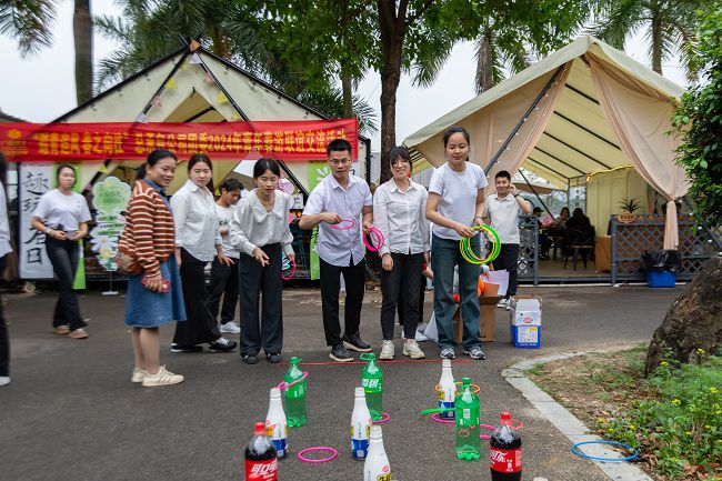 套圈現(xiàn)場(chǎng)。郭奎君 攝.jpg